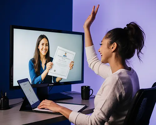 hyper-realistic_8k_studio_photograph_of_a_joyful_female_student_human_sitting_in_front_of_a_compute_ck6ka5btb5bna84o5lf5_3 clases online para universitarios